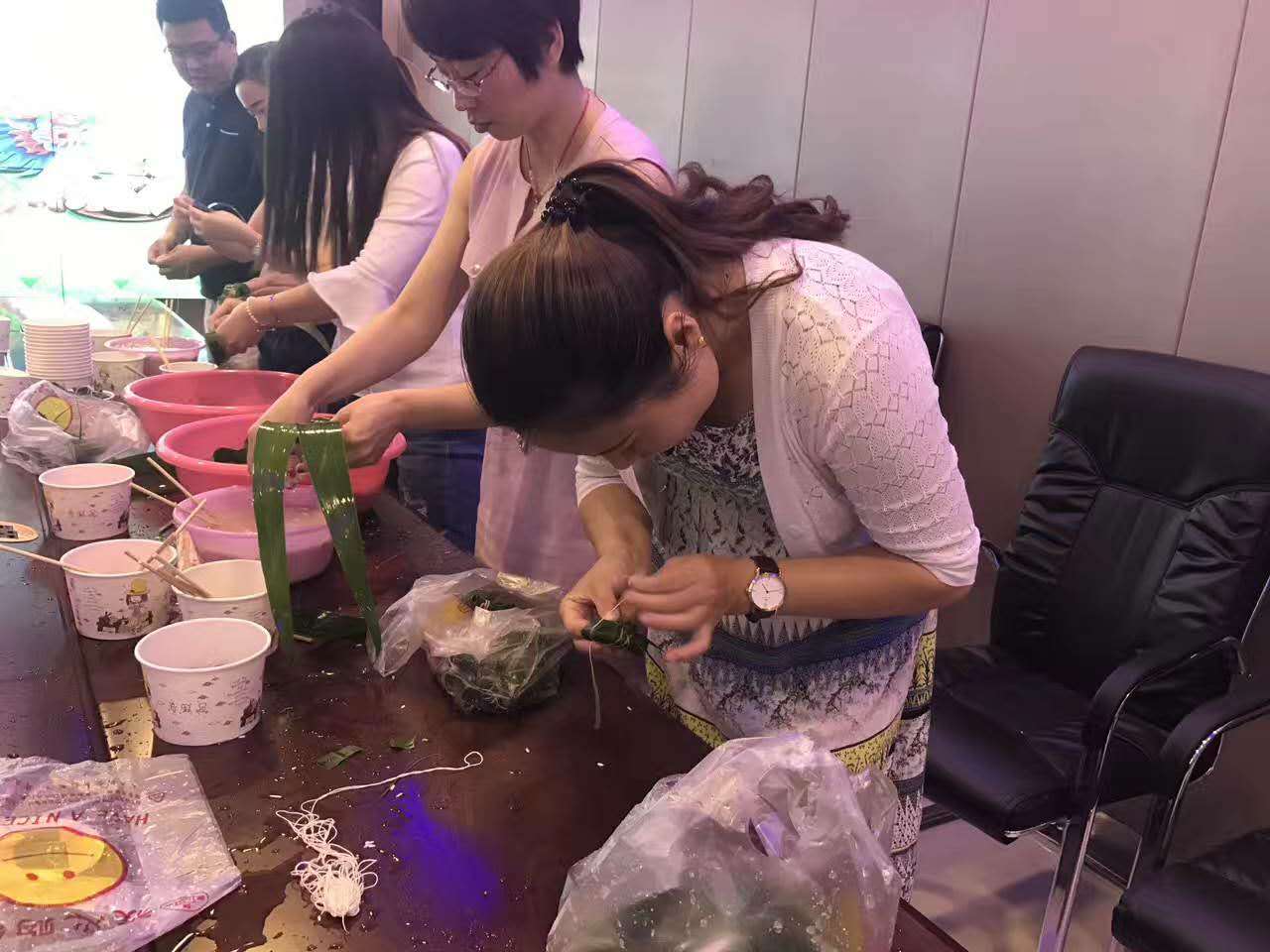 云飞科技举办包粽子大赛迎接端午佳节