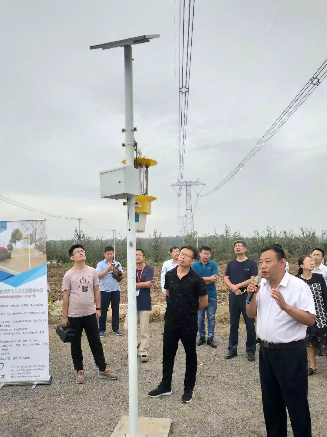 图片：云飞科技李总给现场人员介绍智能太阳能杀虫灯