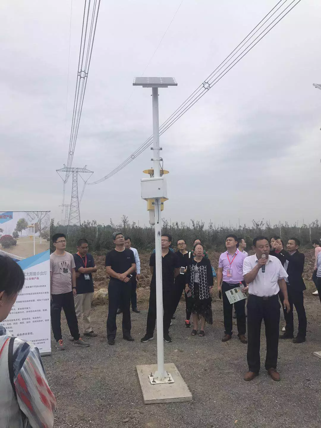 图片：云飞科技李总给现场人员介绍智能太阳能杀虫灯