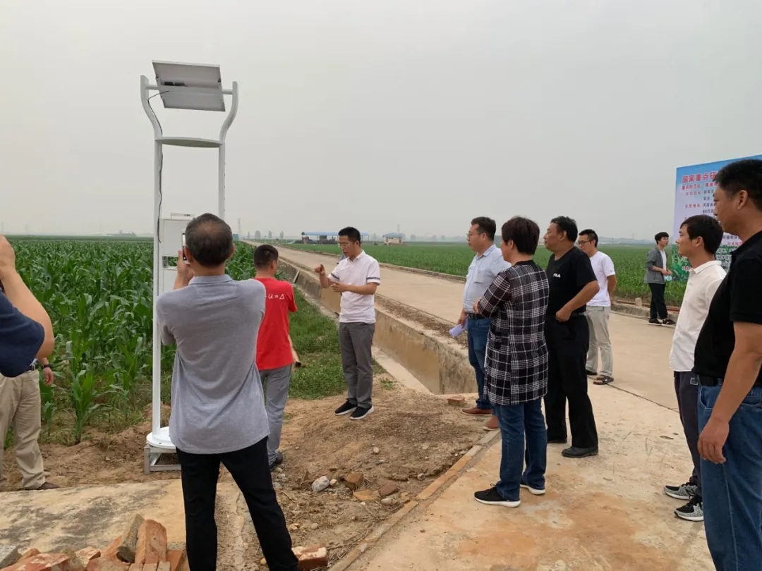 中国农科院领导和草地贪夜蛾首席专家王振营参观云飞新型测报产品